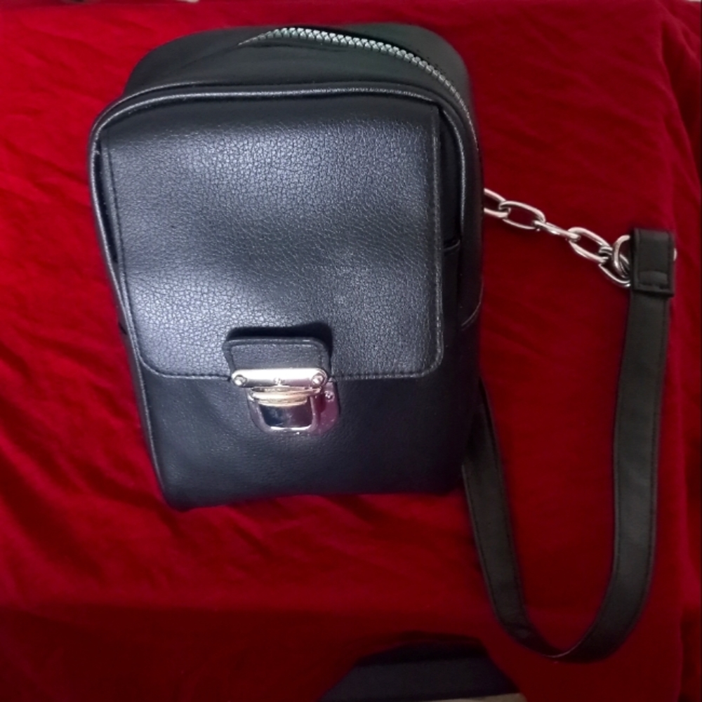 Small one strap backpack with silver metal chain